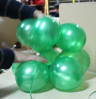 haciendo arbol Navidad con globos