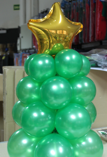 como hacer un arbol con globos para decorar fiestas de Navidad