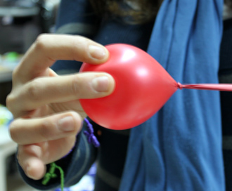 como hacer arbol con globos para fiestas Navidad paso a paso