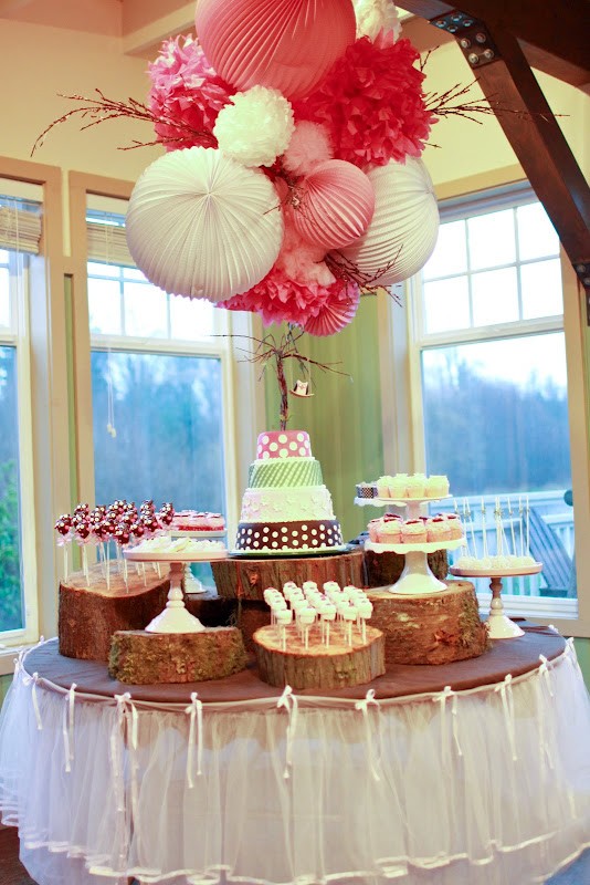 un decorado impactante encima de una mesa de dulces