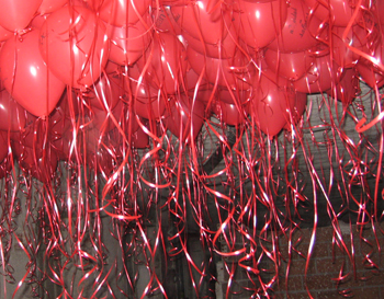 globos-rojos-en-techo.jpg