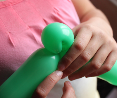como hacer dedos de bruja con globos