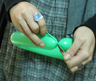 figura con globos para San Patricio