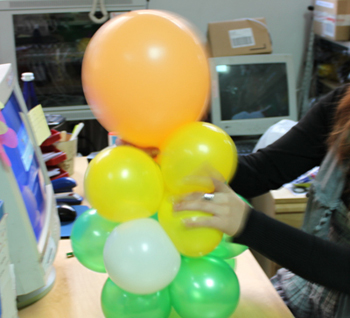 duende con globos para San Patricio