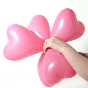 como hacer una flor con globos