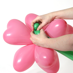 paso 5 hacer flor con globos