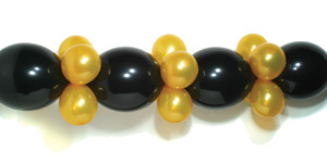 globos-cadena-negra-con-collares-dorados1.jpg