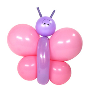 una mariposa hecha con globos