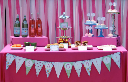 una mesa de dulces en colores rosa y fucsia