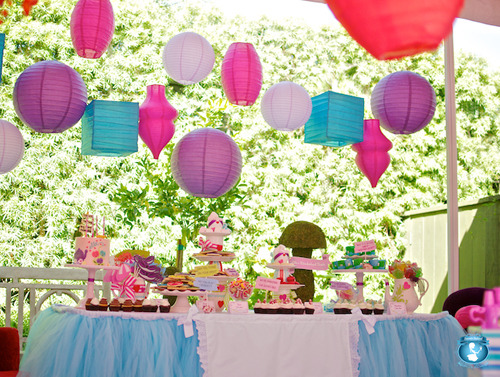una mesa de dulces decorada con farolillos
